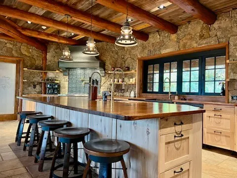 Kitchen and breakfast bar