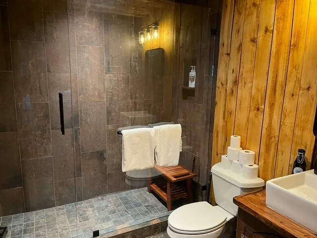 Bedroom 2 ensuite bathroom